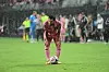 Messi kurz vor einem Freistoß.