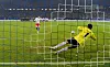 Tim Wiese hält einen Elfmeter von Marcell Jansen im DFB-Pokal-Halbfinale 2009