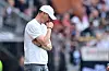 Alexander Blessin ist nachdenklich bei einem Spiel des FC St. Pauli in der Bundesliga