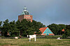 Turm hinter Bäumen