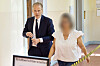 Keren Tennenbaum alias „Olga“ und ihr Anwalt Bernd Groß auf dem Weg in den Gerichtssaal.