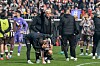 St. Pauli-Profi Hauke Wahl musste nach Abpfiff getröstet werden.