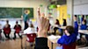 Unterricht in einer vierten Klasse (Symbolbild). In diesem Sommer werden mehr als 17.000 Grundschüler zu Fünftklässlern.