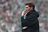 HSV-Trainer Merlin Polzin hält sich die Hand an den Mund und schaut nachdenklich.