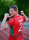 Marokko-Fan in rotem Trikot mit „Hakimi“ und der Nummer 2 in Hamburg