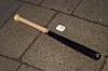 Baseballschläger und verstreute Gegenstände auf der Fahrbahn nach schwerem Unfall in Hamburg.