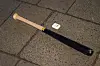Baseballschläger und verstreute Gegenstände auf der Fahrbahn nach schwerem Unfall in Hamburg.