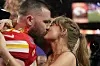 Taylor Swift mit Freund Travis Kelce kurz nachdem er den Super Bowl gewonnen hatte.