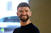 Thomas Müller lächelt beim Foto-Call zum Markenlaunch von superum in München.