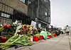 Blumen und Kerzen liegen vor dem Gemeindehaus.