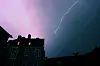 Blitze über einem Wohnhaus