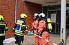 Feuerwehrleute mit Atemschutz vor den Berufsbildenden Schulen in Stade. Auf einer Toilette wurde Pfefferspray versprüht.