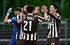 Spieler des FC St. Pauli II jubeln in der Regionalliga Nord über verhinderten Oberliga-Abstieg nach dem Lizenz-Entzug von 1860 München