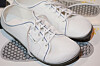 Weiße Barfußschuhe mit dünner Sohle und breiter Zehenfreiheit auf hellem Untergrund.