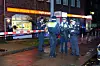 Polizisten sichern nachts die Haspa-Filiale am Rauhen Haus in Hamburg nach einem versuchten Überfall.