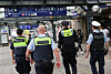 Vier Sicherheitskräfte stehen vor dem Hamburger Hauptbahnhof am Hachmannplatz in Hamburg.