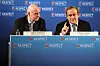Giani Infantino und Michel Platini bei einer UEFA-Pressekonferenz in Nizza vor blauem UEFA-RESPECT-Hintergrund.