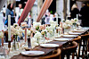 Festlich gedeckter Hochzeitstisch mit Blumen und Kerzen auf der Hochzeitsmesse in Oldenburg.