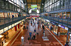 Menschen gehen durch die Wandelhalle im Hamburger Hauptbahnhof zwischen Ladengeschäften und Bahnsteigen.