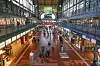 Menschen gehen durch die Wandelhalle im Hamburger Hauptbahnhof zwischen Ladengeschäften und Bahnsteigen.