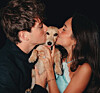 Charles Leclerc und die Italienerin Alexandra Saint Mleux küssen ihren Hund