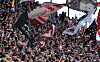 St.-Pauli-Fans schwenken beim Pokal-„Auswärtsspiel“ gegen Norderstedt Fahnen und Transparente.