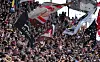 St.-Pauli-Fans schwenken beim Pokal-„Auswärtsspiel“ gegen Norderstedt Fahnen und Transparente.