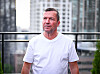 Lothar Matthäus steht in weißem T-Shirt vor einer Glasfront beim WM-Talk in Chicago.