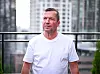 Lothar Matthäus steht in weißem T-Shirt vor einer Glasfront beim WM-Talk in Chicago.