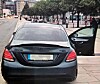 Junge Männer posieren mit Mercedes am Jungfernstieg nach Kollision mit Taxi; eine Tür steht offen.