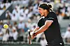 Alexander Zverev spielt im Finale der French Open 2026 in Roland Garros einen Vorhandball.