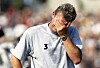 St. Pauli-Coach Dietmar Demuth hält die Hand vor das Gesicht.