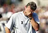 St. Pauli-Coach Dietmar Demuth hält die Hand vor das Gesicht.