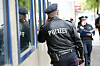 Polizisten sichern die Rückseite einer Hamburger Sparkasse in Altona nach einem Banküberfall.