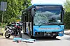 Ein Linienbus mit zerbrochener Windschutzscheibe steht nach dem Unfall in Negernbötel neben einem beschädigten Motorrad auf einer Straße.