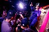 Manila Luzon tritt im Fa Gai Bar in Central vor Publikum und Kameras auf.