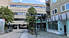 Die Fröbestraße auf dem Gelände der Uni Hamburg (Archivbild): Innenhof eines Bürogebäudes mit Glasfoyer, Bäumen und leerem Gehweg.