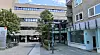 Die Fröbestraße auf dem Gelände der Uni Hamburg (Archivbild): Innenhof eines Bürogebäudes mit Glasfoyer, Bäumen und leerem Gehweg.