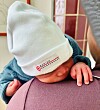 Der kleine Junge schläft auf der Schulter seiner Mutter