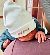 Der kleine Junge schläft auf der Schulter seiner Mutter