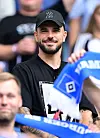 Mario Vuskovic im HSV-Fanblock beim Bundesliga-Spiel gegen den 1. FC Heidenheim in Hamburg.