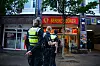 Polizeibeamte stehen vor dem Dönerladen am Edith-Stein-Platz. Ein Verkäufer soll hier mit einem Messer bedroht worden sein.
