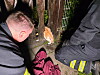 Feuerwehrkräfte befreien nachts eine im Gartenzaun eingeklemmte Katze in Hamburg.
