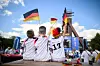 Drei Kinder im Nordsternpark verfolgen Deutschland gegen Ungarn beim Public Viewing der UEFA Euro 2024.