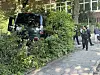 Dunkler SUV auf dem Gehweg vor der Gorch-Fock-Schule, Polizei und Feuerwehr sichern die Unfallstelle.