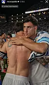 Die Argentinier Nicolás Capaldo (r.) und Lionel Messi umarmen sich nach dem Spiel im Jordan-Hare Stadium gegen Island vor den Tribünen.