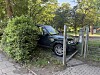 Land Rover auf dem Gehweg vor der Gorch-Fock-Schule in Hamburg-Blankenese nach schwerem Unfall.