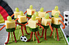 Käse-Trauben-Spieße in Fußballer-Optik auf einem Mini-Fußballfeld mit kleinem Ball.
