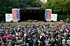 Helge Schneider und Band auf der Open-Air-Bühne im Stadtpark, vor großem Publikum