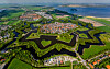 Luftbild der sternförmigen Festung Naarden mit Stadthaus, Kirche und Wassergräben in Nordholland.